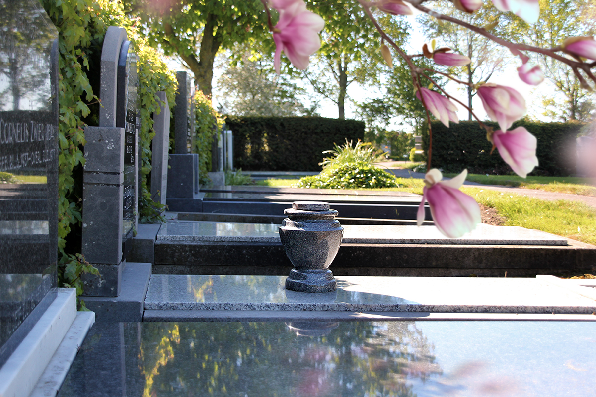 Serene begraafplaats met grafstenen en bloemen